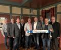Bild: bk
Mit Vertretern der Landespolitik feiert die Freihunger Freie-Wähler-Gruppierung ihr 75-jährigres Bestehen (mit dem Band, von links): Reinhard Seidl, FW-Kreisvorsitzender Hans-Martin Grötsch, Bürgermeister Uwe König, Bernd Heinisch. mit weiteren Gratulanten auch aus Nachbargemeinden.