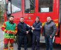 Bild: Corinna Hagn/exb
Neustadts Bürgermeister Sebastian Dippold, Dominik Lang, Marius Schmid, und Störnsteins Bürgermeister Markus Ludwig bei der Schlüsselübergabe des Neustädter Löschfahrzeugs, das übergangsweise in Störnstein Sicherheit garantieren soll.