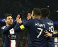 Bild: Aurelien Morissard/dpa
Kylian Mbappe (Mitte) von PSG jubelt mit Lionel Messi (links). Die beiden sind die absoluten Spitzenverdiener in Paris.