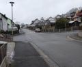 Bild: rg
Blick von der Frühlingsstraße in Parkstein. Der Erlenweg quert die Straße von links nach rechts. Auf dieser Kreuzung geschah am Montag der schwere Unfall.