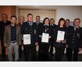 Bild: kro
In der Jahreshauptversammlung der Feuerwehr Schönhaid-Leugas wurden langjährige Mitglieder und Aktive geehrt. Das Bild zeigt von links Georg Bächer, Zweiten Bürgermeister Michael Dutz, Bernhard Stingl, Benedikt Scholz, Kommandant Christian Schön, Sabrina Müller, Kreisbrandmeister Florian Trießl, Viktoria Scholz (in Vertretung für ihren Lebensgefährten Christian Köstler), Kreisbrandinspektor Stefan Gleißner und Vorsitzenden Helmut Oppl.