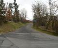 Bild: bey
Der Kristallweg wird ausgebaut, im Bereich der Abbiegung von der Sonnenstraße wird die Straße künftig 4,10 Meter breit sein und sich dann bis zum Ende der Sackgasse auf 4,55 Meter verbreitern. Im Straßenkörper werden Wasserleitung und Kanal neu verlegt.