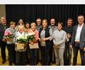 Bild: fdl
Landrat Richard Reisinger (links), Vorsitzende Marion Schlosser (Dritte von rechts) und Bürgermeister Hermann Falk(rechts) gratulieren den Geehrten und bedanken sich für deren Treue zum Verein.