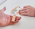 Bild: Annette Riedl/dpa
Laut Bundesamt für Statistik haben Frauen 2022 pro Stunde durchschnittlich 18 Prozent weniger verdient als Männer.