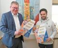 Bild: Thomas Graml, Stadt Amberg/exb
Michael Cerny (Oberbürgermeister, links) und Florian Gebhardt (Kommunale Jugendarbeit Amberg) werben für das neue Ferienprogramm der Stadt Amberg.