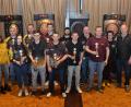 Bild: dob
Die besten Dartteams aus der nördlichen Oberpfalz lieferten sich am Samstag in der Stadthalle in Vohenstrauß ein anspruchsvolle Turnier. Teams von der Bezirksoberliga (BOL) bis zur C-Klasse der „Ostmarkliga“ waren dazu nach Vohenstrauß gekommen. Alexander Kraus (rechts) als Hauptverantwortlicher leistete mit den Ligasekretärinnen Simone Kraus (Zweite von rechts) und Petra Kraus (links) hervorragende Arbeit.