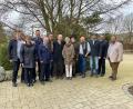 Bild: Gemeinde Kastl bei Kemnath/exb
Leopold Mühlhofer (Sechster von links, mit Ehefrau Irmgard) konnte Glückwünsche von Ludwig Arnold, Manuela Schmiegl, Johannes Bader, Robert Steinkohl, Hubert Mühlhofer, Dr. Wolfgang Schinner, Christian Riedl, Leo Mühlhofer, Andreas Schiedlofsky und Bürgermeister Hans Walter entgegennehmen.