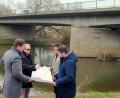 Bild: mab
Baudirektor Tobias Bäumler und Bauoberrat Hannes Neudam zeigen Bauamtsleiter Stefan Bartl-Schöls und Bürgermeister Peter Neumeier (von links) anhand von Planungsunterlagen den Ablauf der Brückenerneuerung auf.