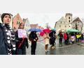 Bild: Gabi Schönberger
Vor dem Alten Rathaus in Weiden zeigten am Internationalen Frauentag am 8. März Teilnehmer einer Kundgebung ihre Solidarität mit den Frauen im Iran.