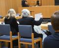 Bild: Gabi Schönberger
Die 66-Jährige (rechts), die im August 2022 drei Menschen in der Altstadt in Weiden mit einem Degen angriff, steht vor Gericht.