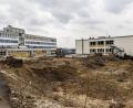 Bild: Hösamer
Am Beruflichen Schulzentrum Oskar von Miller in Schwandorf beginnt in diesem Jahr auf der freien Fläche im Vordergrund der Neubau eines Werkstattgebäudes. Links verläuft der Kreuzbergring.