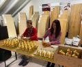 Bild: Regina Frauendorfer/exb
Goldhasen-Werkstatt: Mitglieder des Wirtschaftsforums Oberviechtach befestigen individuelle Namensbändchen an den Schokohasen.