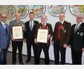Bild: kro
Der Stiftlandgau hat mit Willy Ringel und Dieter Beer zwei neue Ehrenmitglieder. Von links: stellvertretender Landrat Alfred Scheidler, Willy Ringel, Gauschützenmeister Manfred Zölch, Dieter Beer, Bezirksschützenmeister Harald Frischholz und Zweiter Gauschützenmeister Martin Dietz.