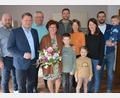 Bild: jr
Luitgard Müller (vorne, Mitte) freute sich über viele Glückwünsche zum 70. Geburtstag. Es gratulierten neben der Familie auch Holger Paschedag und Bürgermeister Stefan Grillmeier (von links).