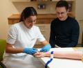 Bild: kaz
Durch das Projekt Hausarztschmiede soll dem Ärztemangel im Landkreis Tirschenreuth entgegengewirkt werden. An einem Übungsarm erklärt Dr. Luca Frank der Studentin Janine Burger, was bei der Blutentnahme zu beachten ist.