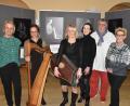 Bild: hcz
Peter Klein freute sich bei der Vernissage seiner Ausstellung im Maria-Seltmann-Haus über den Besuch einiger Musikerinnen mit ihren Instrumenten, die er für eine besondere Fotoreihe abgelichtet hatte.