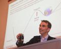 Bild: Wolfgang Steinbacher
Professor Markus Beckmann erklärt einen Kipppunkt: Irgendwann fällt die Flasche in seiner Hand um. Dann schafft sie es nicht mehr, aus eigener Kraft in ihre Ausgangsposition zurückzukehren.