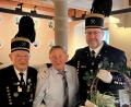 Bild: ksa
Bergknappenvereins-Vorsitzender Armin Kraus (rechts) und sein Stellvertreter Georg Rubenbauer (links) gratulierten Josef Sippl mit einem Geschenkkorb zum 95. Geburtstag.