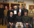 Bild: ror
Der OWV Zweigverein Theisseil/Muglhof ehrte langjährige Mitglieder. Es gratulierten (sitzend, von links) der Ehrenvorsitzende Hans Balk, die beiden Vorsitzenden Karl-Heinz Mois und Franz Strigl sowie Bürgermeister Johannes Kett (stehend, Dritter von rechts). Zudem wurde Neumitglied Armin Treitinger (stehend, hinten links) willkommen geheißen.