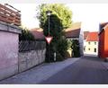 Archivbild: Portner
Das im Bereich der Altstadt geplante „Quartier Badergasse“ umfasst die Leerstände von der Hauptstraße (im Hintergrund) bis hinauf zur Kirchstraße und Pfarrgasse. Neben Pflegeplätzen sollen hier auch Wohnungen entstehen.