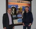 Bild: mfh
Norbert Schäffer (links) und Ingo Fließ (rechts) vor dem Schaukasten des Lu-Li-Kinos, in dem das Plakat für den Film "Vogelperspektiven" hängt.