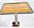 Bild: Petra Hartl
Eine stattliche Anzahl an roten Rosen schmückt ein Ortschild von Hirschau an der B14.