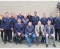 Bild: gz
Vorsitzender Jürgen Bösl dankt langjährigen Mitgliedern für die Treue, besonders Johann Schwarz und Ludwig Lang (sitzend, von links) für 50 Jahre. Den Gratulationen schließen sich Bürgermeister Reiner Gäbl (rechts), Zweiter Bürgermeister Thomas Kleber (Fünfter von rechts) sowie die Kommandanten Georg Rauch und Markus Lehner (stehend, von rechts) an.