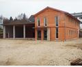 Bild: e
Im Rohbau steht das neue Feuerwehrhaus in Theuern bereits. Nach seiner Fertigstellung wird es einen erweiterten Fahrzeugpark beherbergen. Neu hinzu kommen ein Gerätewagen Logistik GW L 1, dessen Anschaffung der Gemeinderat einstimmig beschließt.