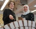 Bild: scm
Mara Krapf (links) und Heyam Mahoud haben sich beim "Tag des Handwerks" für die "Bau-Gruppe" gemeldet.