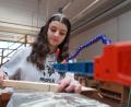 Bild: scm
Im Bildungszentrum der HWK Weiden dürfen die Schülerinnen der Sophie-Scholl-Realschule beim "Tag des Handwerks" gleich mit anpacken. Emily Angerer Soares probiert sich an der Dekupiersäge.