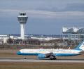 Bild: Stefan Puchner/dpa/Archivbild
Ein Flugzeug vom Typ Boeing VC32A der US Air Force landet am Flughafen München.