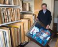 Bild: tsp
Franz Krapf mit dem Bild von Gilbert Weiniger, genannt Schilf. Über 60 Gemälde hat der Historische Arbeitskreis in Besitz, meist Geschenke oder aus Nachlässen von Tirschenreuthern übergeben. Ein Oskar Tytlik ist da ebenso dabei wie Erich Werner oder auch das Traumbild von Gilbert Weiniger.