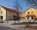 Bild: do
Die schmucke Dorfschule in Speinshart stand in der Gemeinderatssitzung im Mittelpunkt der Tagesordnung. Nach einem vom Rat einstimmig gefassten Beschluss auf Umsprengelung sollen ab dem Schuljahr 2023/24 auch die Zettlitzer Kinder die Grundschule am Rauhen Kulm besuchen.