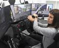 Bild: Petra Hartl
Chiara Seuren, die als Fahrlererin bei der Fahrschule Popel arbeitet, zeigt, wie der Simulator funktioniert.