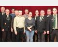 Bild: Zinkl/exb
Johann Fuchs ist neuer Schützenmeister der Murachtaler Schützen. Bürgermeister Martn Prey gratulierte zum Wahlergebnis. Unser Bild zeigt (von rechts) zweiten Schützenmeister Alexander Ehrenfried, Bürgermeister Martin Prey, den neuen Schützenmeister Johann Fuchs, Beisitzer Johannes Schneeberger, zweite Schriftführerin Bettina Zinkl, ersten Schieß-und Jugendleiter Fred Schießlbauer, zweiten Schießleiter Gerald Thanner, Beisitzer Johann Schneeberger, Beisitzer Christian Kalb, ersten Schriftführer und Böllerkommandanten Christoph Zinkl sowie ersten Kassenwart Jakob Kiener.