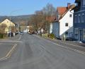 Bild: jr
Blick in die Hauptstraße in Pechbrunn, wo 2024 mit den Sanierungsarbeiten am Kanalnetz begonnen werden soll.