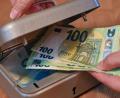 Symbolbild: Patrick Pleul
Geld einfach in die Schatulle legen? Möglich, aber nicht die beste Option, sagen Finanzfachleute.