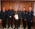 Bild: egl
Josef Augsberger (3. von links) ist neues Ehrenmitglied der Feuerwehr Ursensollen. Dazu gratulierten 1. Vorsitzender Markus Dehling und Ehrenvorsitzender Wolfgang Wenkmann (von links) sowie 1. Kommandant Thorsten Michel, 2. Vorsitzender und Kreisbrandmeister Alexander Graf und 1. Bürgermeister Albert Geitner (von rechts).