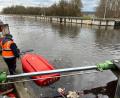 Symbolbild: Armin Weigel
Ein gekentertes Boot liegt in der Schleuse Geisling, in der zuvor ein rund 80 Meter langes und mit Eisenerz beladenes Güterschiff in der Donau untergegangen ist.