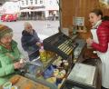 Bild: Wolfgang Steinbacher
Martina Scharf von der Hofkäserei Familie Scharf aus Engelsdorf bietet ihre Produkte in Direktvermarktung am Amberger Bauernmarkt an.