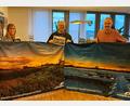 Bild: Stadt Schwandorf/exb
OB Feller (Mitte) zeigte sich beeindruckt von den Bildern der Schwandorfer Fotografen Melanie Martinu und Thomas Reichel, die als Kalenderbilder im Oberpfälzer Seenkalender 2023 enthalten sind.
