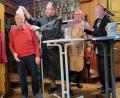 Bild: fnk
Mit vier Hüten für seine diversen Vorstandsposten im Club Solidarität wird (von links) Werner Kirschner von den Kapellenbrüdern Armin Kraus, Hans-Jürgen Reitzenstein und Anton Fenk dekoriert.