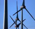 Bild: Karl-Josef Hildenbrand/dpa
Windräder drehen sich vor blauem Himmel: Auch Hohenburg hat Flächen, auf denen man solche Anlagen errichten könnte.