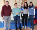 Bild: lep
Josef Schreglmann, Vorsitzender des Fördervereins und Sandra Friedl für den Handwerker- und Gewerbeverein überreichen an Lena Schreglmann und Daniela Dimler vom Kinderhaus für alle acht Gruppen eine Zuwendung.