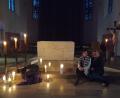 Bild: hok
Melanie Grasser und Kerstin Janner (von links) lesen meditative Texte in der katholischen Pfarrkirche.
