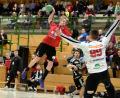 Bild: Hubert Ziegler
Einer der jungen Spieler des HCS, Jakob Friese (Mitte), taucht in dieser Szene alleine vor dem Erlanger Torhüter Hannes Winicki (rechts) auf und kann das 16:18 für seine Mannschaft erzielen. Maximilian Sauter (links) und Nick Weber (Zweiter von rechts) vom HC Erlangen können nur noch zusehen.