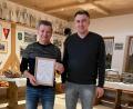 Bild: Helmut Maul/exb
Marco Schwab (rechts), Vorsitzender der SpVgg Weigendorf, verlieh Walter Gräf die Ehrenmitgliedschaft.
