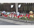 Bild: rg
Mit Kerzen, Blumen und Stofftieren nahe der Unfallstelle drücken etliche Parksteiner ihre Trauer über den Tod eines achtjährigen Buben aus.