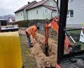 Bild: Stephan Huber
Seit drei Wochen sind Baukolonnen in Poppenricht unterwegs und verlegen Glasfaserkabel in Gehwegen und Straßen. In Sulzbach-Rosenberg werden derzeit noch die Ausbaupläne von Telekom und Deutsche Giga Access von der Stadt geprüft und aufeinander abgestimmt, um Doppelaufgrabungen zu verhindern.