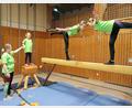 Bild: bsc
Turnen auf dem Schwebebalken ist für viele Kinder ein Highlight. Trainerin Verena Müller (links) gibt Anweisungen und leistet Hilfestellung.